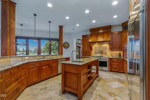 Kitchen - 22155 Rickard Rd, Bend, OR 97702 photo 2 of 5