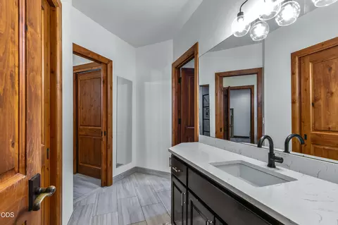 Bath - 22155 Rickard Rd, Bend, OR 97702 photo 4 of 5