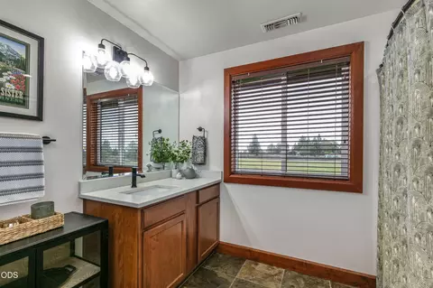 Bath - 22155 Rickard Rd, Bend, OR 97702 photo 5 of 5