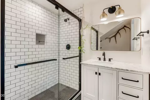 Bath - 64160 Pioneer Loop, Bend, OR 97701 photo 3 of 3