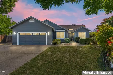 1445 Half Moon Cir, Grants Pass, OR 97527