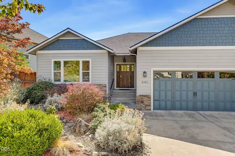 4342 Vista Pointe Dr, Medford, OR 97504