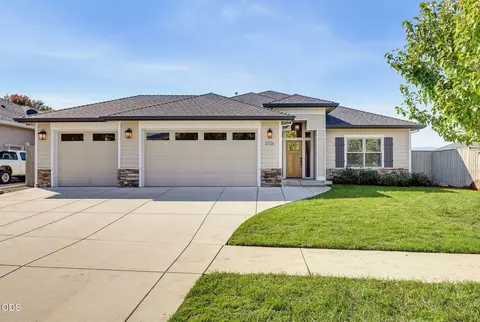 3726 Arizona Dr, Medford, OR 97504