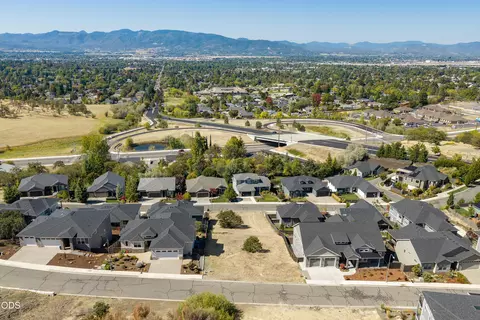 581 E La Strada Cir, Medford, OR 97504