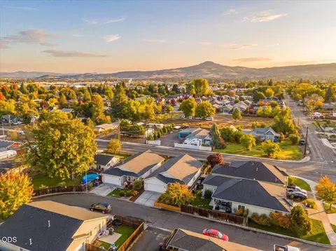 2320 Kamerin Ln, Medford, OR 97501