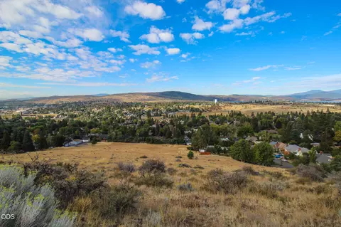 hillside avenue, Klamath Falls, OR 97601