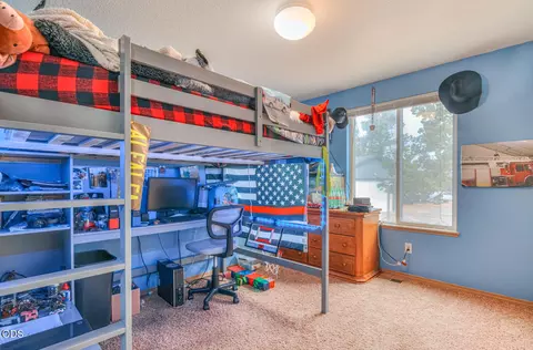Bedroom - 25430 Elk Ln, Bend, OR 97701 photo 3 of 5