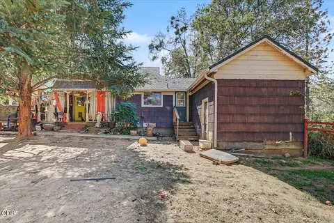2494 Hamilton Ln, Grants Pass, OR 97527