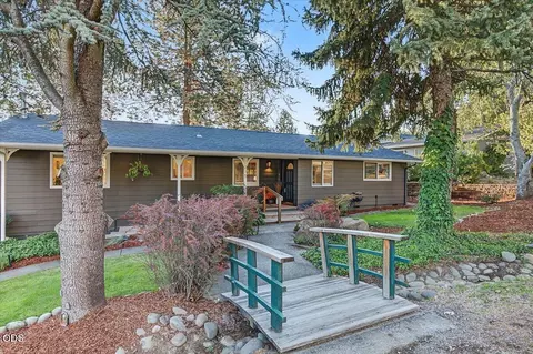 215 Stagecoach Dr, Jacksonville, OR 97530