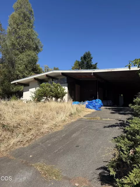 1016 NE A St, Grants Pass, OR 97526