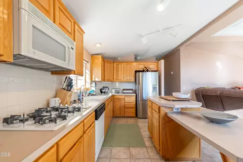Kitchen - 2337 NE Buckwheat Ct, Bend, OR 97701 photo 2 of 4