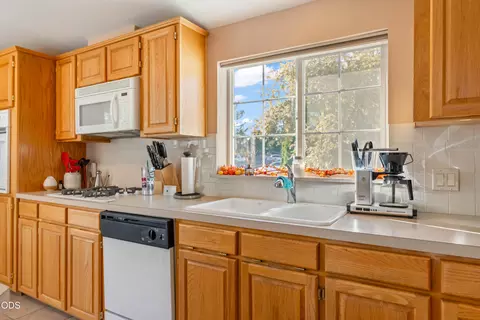 Kitchen - 2337 NE Buckwheat Ct, Bend, OR 97701 photo 4 of 4