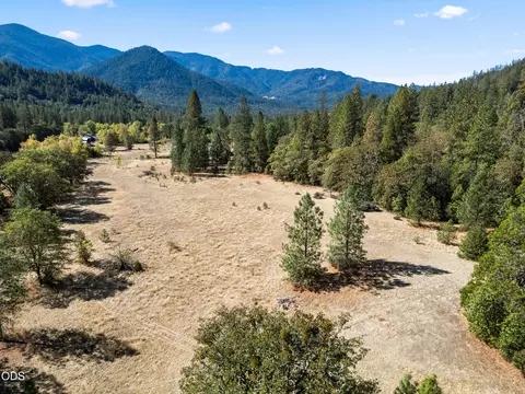 685 Bolt Mountain Rd, Grants Pass, OR 97527