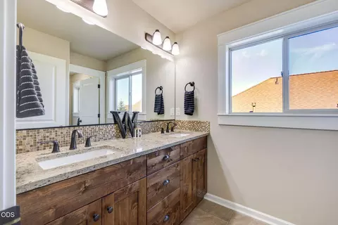 Bath - 61144 Manhae Ln, Bend, OR 97702 photo 5 of 6