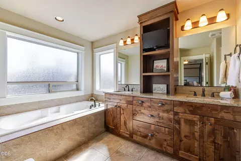 Bath - 61144 Manhae Ln, Bend, OR 97702 photo 3 of 6