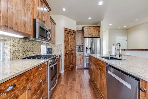 Kitchen - 61144 Manhae Ln, Bend, OR 97702 photo 3 of 6