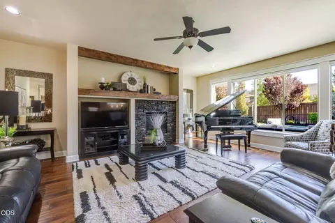 Living - 61144 Manhae Ln, Bend, OR 97702 photo 3 of 4
