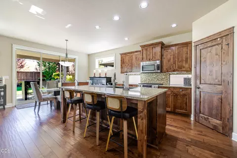 Kitchen - 61144 Manhae Ln, Bend, OR 97702 photo 6 of 6