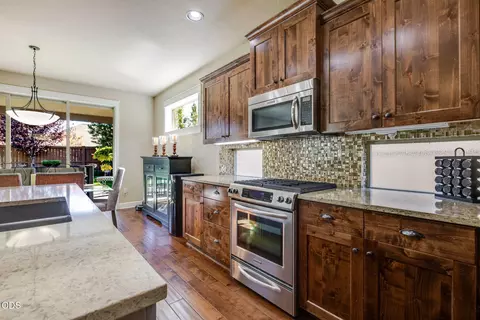 Kitchen - 61144 Manhae Ln, Bend, OR 97702 photo 4 of 6