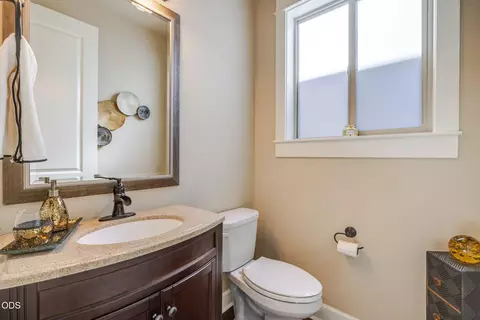 Bath - 61144 Manhae Ln, Bend, OR 97702 photo 2 of 6