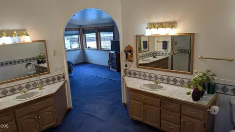 Bath - 19210 Pinehurst Rd, Bend, OR 97703 photo 2 of 3