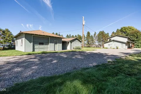 Exterior - 19210 Pinehurst Rd, Bend, OR 97703 photo 7 of 7
