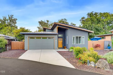 819 Briggs Ln, Ashland, OR 97520