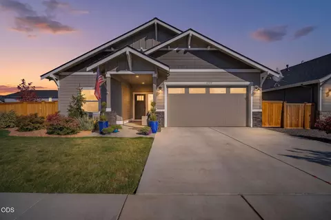 1777 NW Hemlock Ave, Redmond, OR 97756