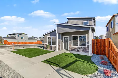 944 Honey Bee St, Medford, OR 97501