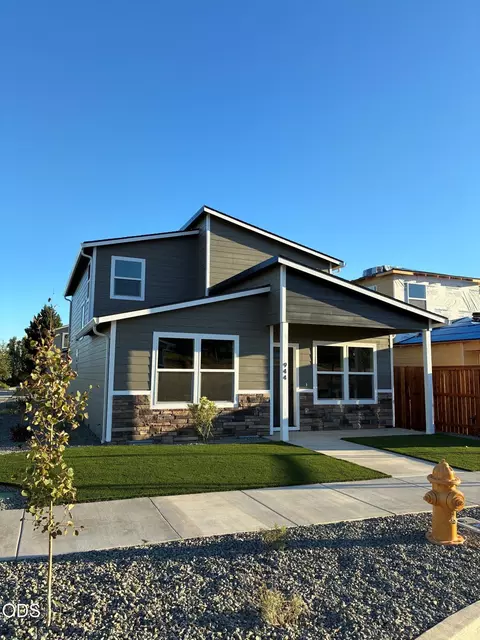 944 Honey Bee St, Medford, OR 97501