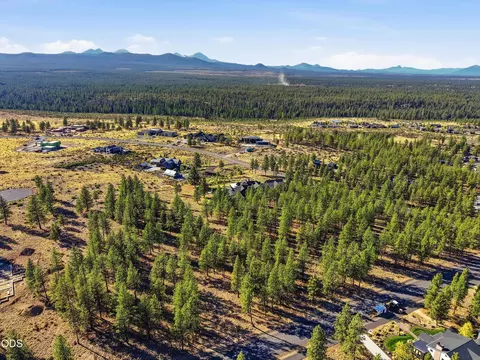 62513 Mcclain Dr, Bend, OR 97703 photo 3