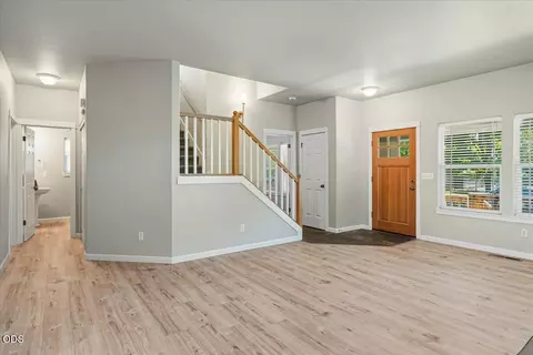 Living - 21328 Oakview Dr, Bend, OR 97701 photo 3 of 5