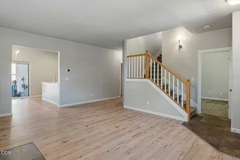 Living - 21328 Oakview Dr, Bend, OR 97701 photo 4 of 5
