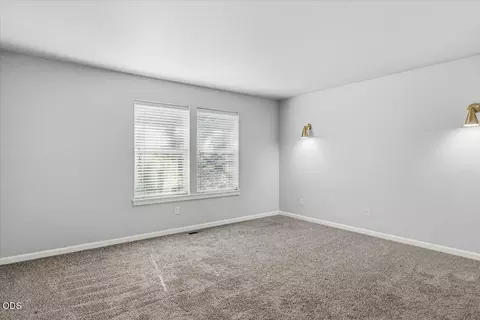 Living - 21328 Oakview Dr, Bend, OR 97701 photo 5 of 5