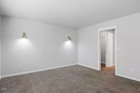 Bedroom - 21328 Oakview Dr, Bend, OR 97701 photo 6 of 6