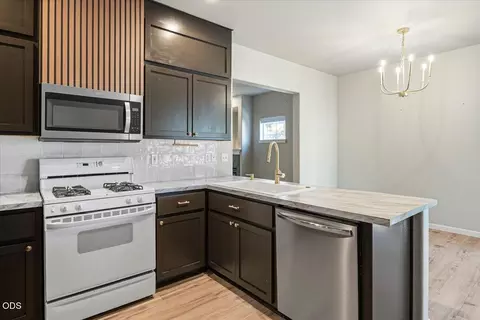 Kitchen - 21328 Oakview Dr, Bend, OR 97701 photo 4 of 4