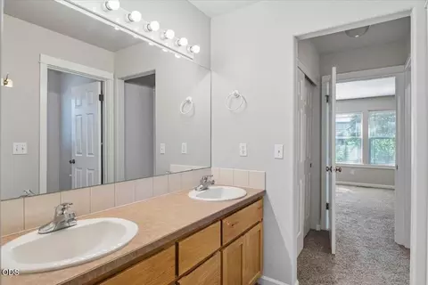 Bath - 21328 Oakview Dr, Bend, OR 97701 photo 4 of 6