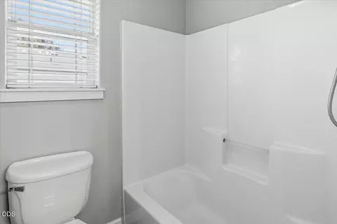 Bath - 21328 Oakview Dr, Bend, OR 97701 photo 6 of 6