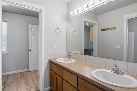 Bath - 21328 Oakview Dr, Bend, OR 97701 photo 5 of 6