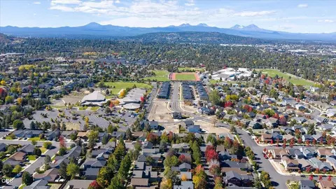 View/Area - 21328 Oakview Dr, Bend, OR 97701 photo 2 of 4