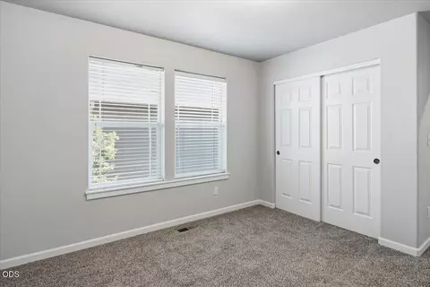 Bedroom - 21328 Oakview Dr, Bend, OR 97701 photo 5 of 6