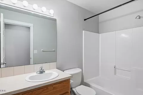 Bath - 21328 Oakview Dr, Bend, OR 97701 photo 3 of 6