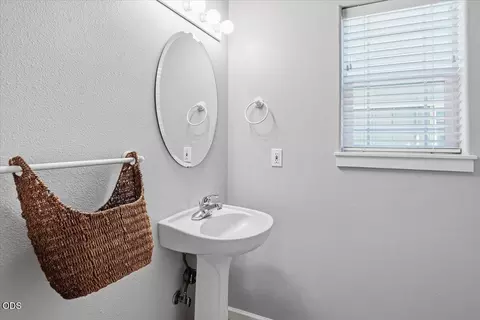 Bath - 21328 Oakview Dr, Bend, OR 97701 photo 2 of 6