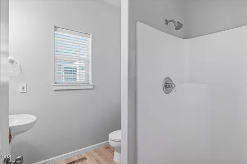 Bath - 21328 Oakview Dr, Bend, OR 97701 photo 1 of 6
