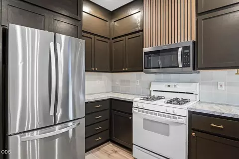 Kitchen - 21328 Oakview Dr, Bend, OR 97701 photo 3 of 4