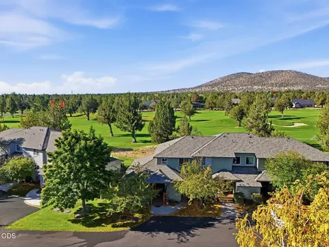999 Golden Pheasant Dr, Redmond, OR 97756