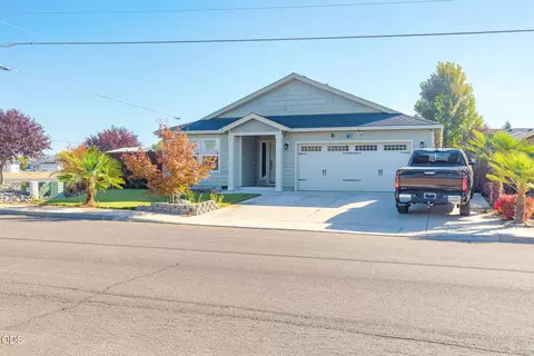7594 27th St, White City, OR 97503