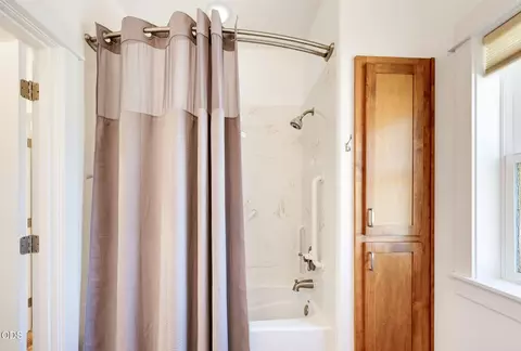 Bath - 421 Stone Pointe Dr, Central Point, OR 97502 photo 6 of 6