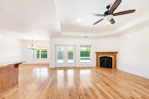 Living - 421 Stone Pointe Dr, Central Point, OR 97502 photo 1 of 7
