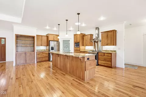 Kitchen - 421 Stone Pointe Dr, Central Point, OR 97502 photo 1 of 7